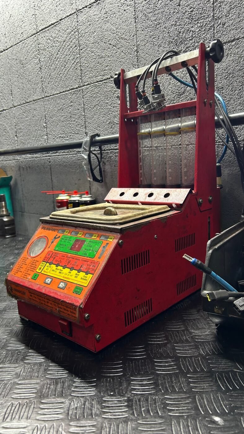 Equipamento de teste e limpeza de bicos injetores em operação