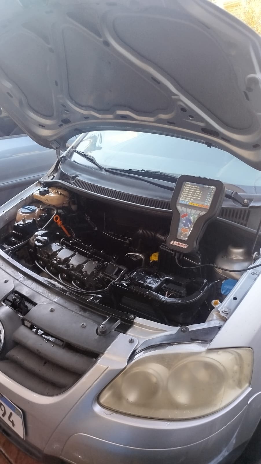 Scanner automotivo conectado ao veículo durante o diagnóstico eletrônico